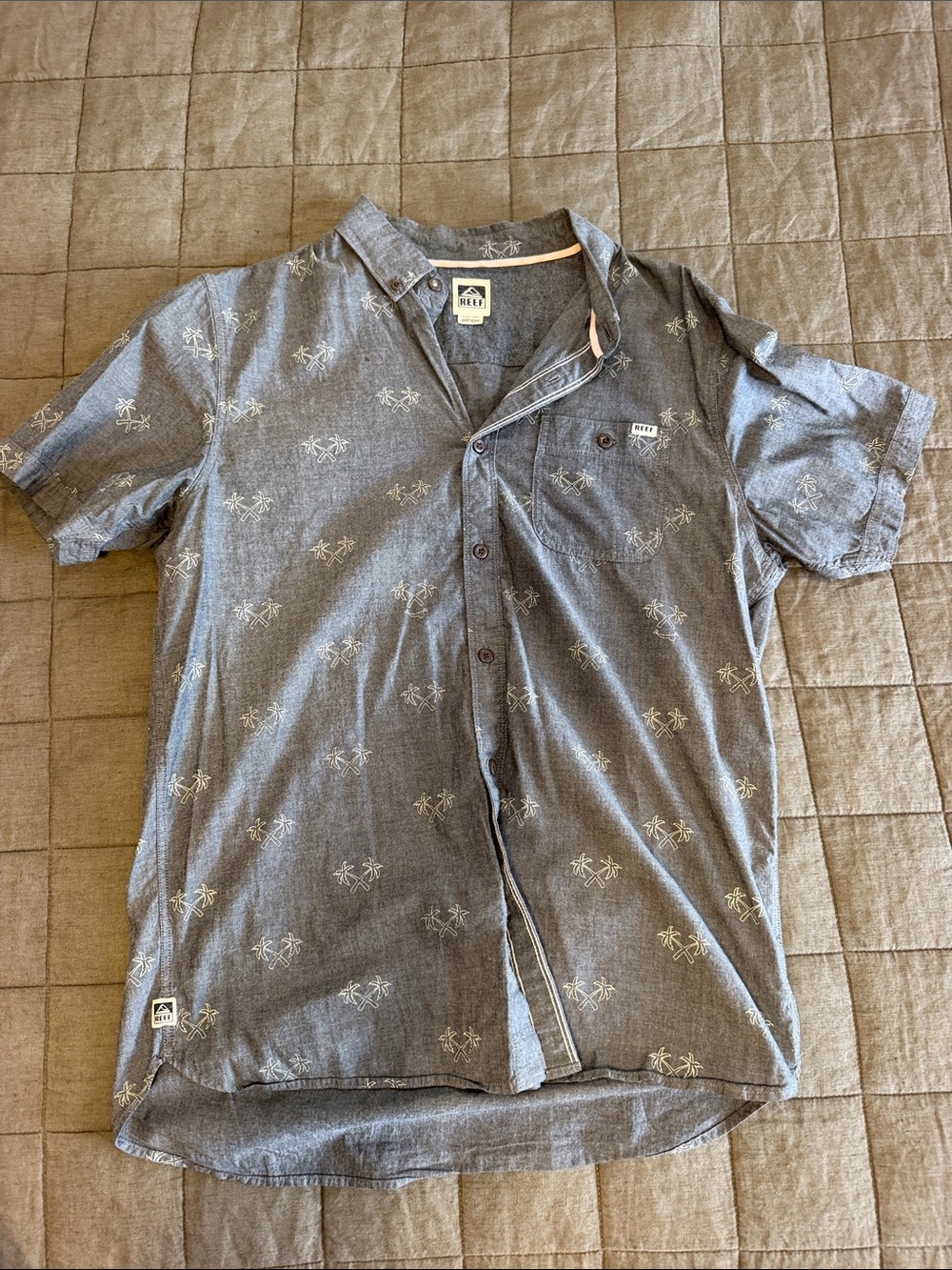 Reef Men's Short-Sleeve Grey Palm-Print Button-Down Shirt